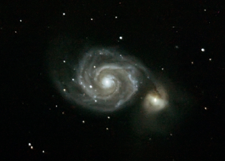 M51-01-05-2008 - detalle.jpg -       GALAXIA DEL REMOLINO (M51)      * Fecha:   02-05-2008     * Lugar:      Ba�os de Montemayor (C�ceres)        * Telescopio:   Celestron C6-N 150/750     * Montura:   CG5-GT     * C�mara:   Canon EOS 400D sin modificar     * M�todo:   Foco primario. Seguimiento con Orion StarShoot Autoguider sobre refractor 80 mm (f.11)     * Procesado:   5 fotos de 300s. ISO 400. Procesadas con IRIS y Photoshop.     * Visibilidad:   Buena         Calibrado de monitor - Si esta bien calibrado deber� diferenciar todas las cajas grises   